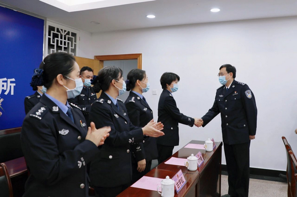 nEO_IMG_p2-陈旭东慰问司法行政系统女干警 致以节日问候和美好祝愿 .jpg