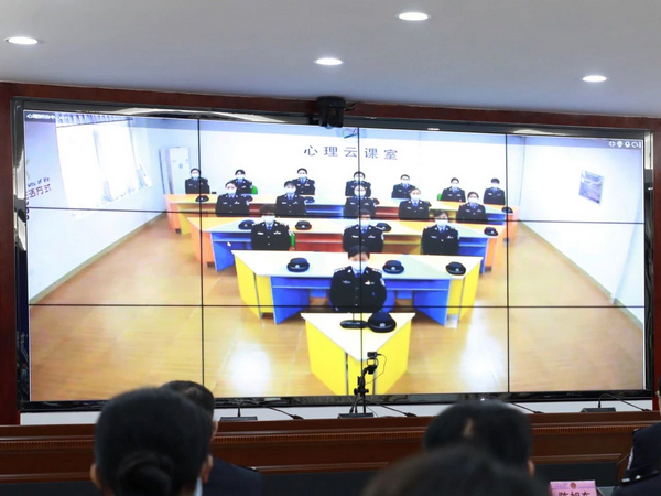 nEO_IMG_p4-陈旭东慰问司法行政系统女干警 致以节日问候和美好祝愿 .jpg