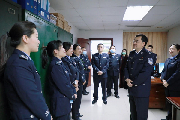 nEO_IMG_p1-陈旭东慰问司法行政系统女干警 致以节日问候和美好祝愿 .jpg