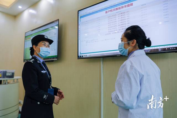 nEO_IMG_p4-全国五一巾帼标兵杨晓蕾:艾滋病戒毒人员叫她“杨妈妈”_南方plus_南方_ .jpg