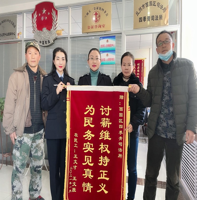 助力讨薪暖人心 农民工感激送锦旗1.jpg 助力讨薪暖人心 农民工感激送锦旗1.jpg