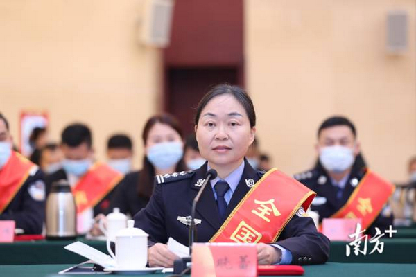 nEO_IMG_p2-全国五一巾帼标兵杨晓蕾:艾滋病戒毒人员叫她“杨妈妈”_南方plus_南方_ .jpg