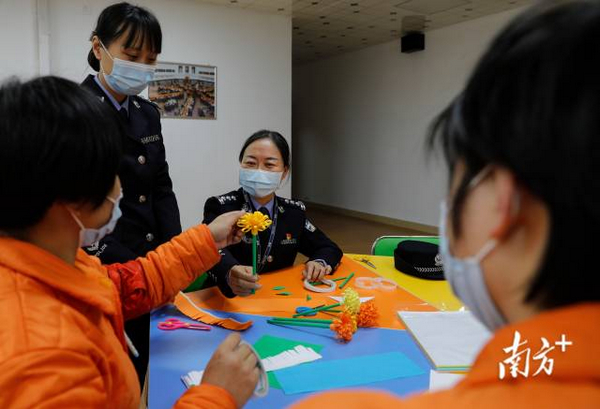 nEO_IMG_p3-全国五一巾帼标兵杨晓蕾:艾滋病戒毒人员叫她“杨妈妈”_南方plus_南方_ .jpg