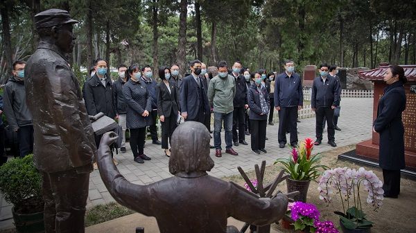 在墓区听取对革命先辈事迹介绍