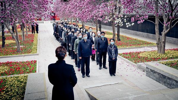 在瞻仰厅前听取对革命先辈事迹介绍