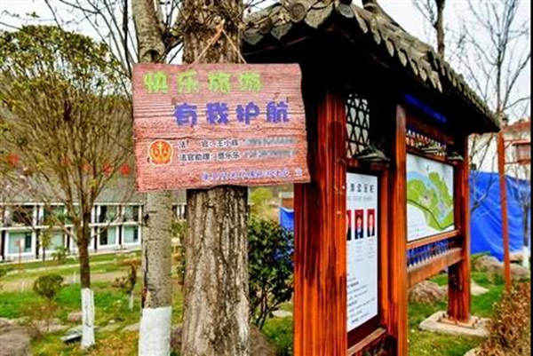 陇南市康县法院在有关自然保护区、景区及餐饮场所设置环保宣传牌，开展宣传和法律咨询，及时化解矛盾纠纷.jpg