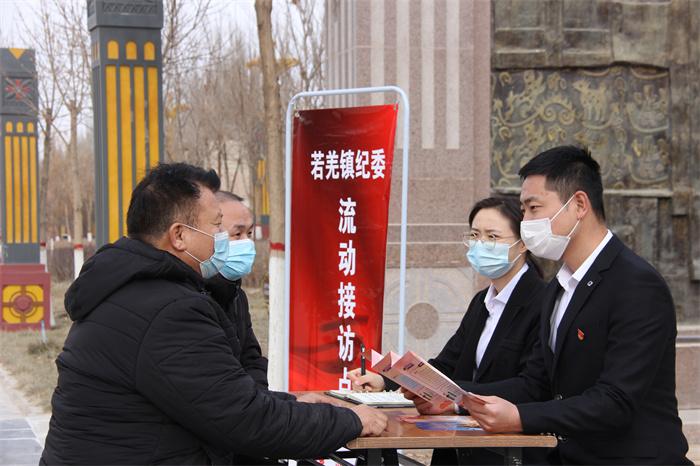 若羌镇纪委、监察办公室在该镇居民点和人流密集处设置接访点15处，常态化流动接访，近距离听民声、收民意，积极推动解决群众急难愁盼_副本.jpg