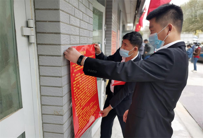 近日，且末县委巡察办开展了“清单式”巡察。巡察组紧盯社保、医疗、扶贫等惠民政策落实情况及基层微腐败等问题，将巡察利剑直插村组“末梢”，走访“每一户村民”打通“最后一公里”。图为巡察干部张贴巡察公告。（且末县纪委监委 季解放 摄）.png