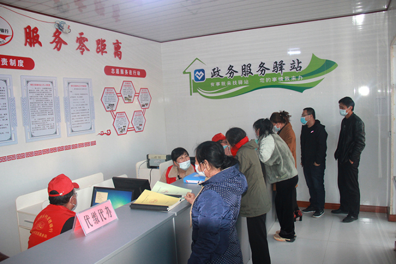 配文1：群众在“道德银行”兑换积分