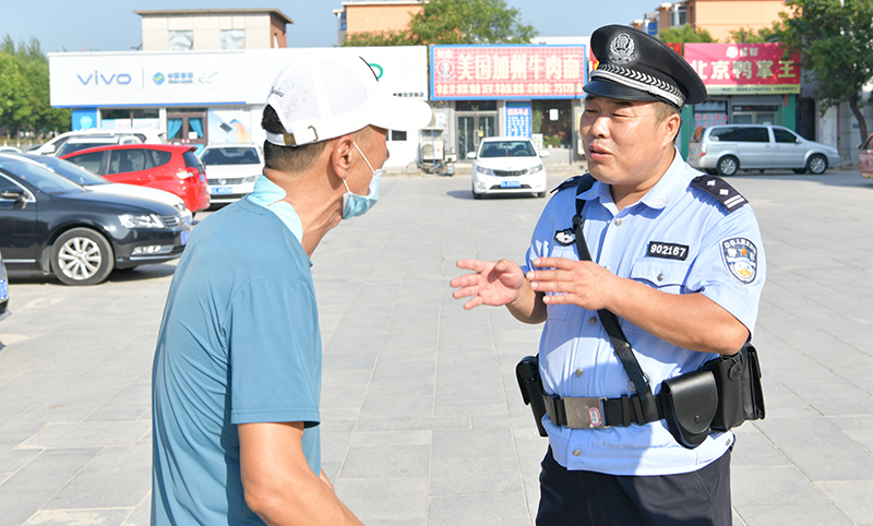 日常巡逻时，邢宝昌总是主动为遇到困难的群众解决问题。
