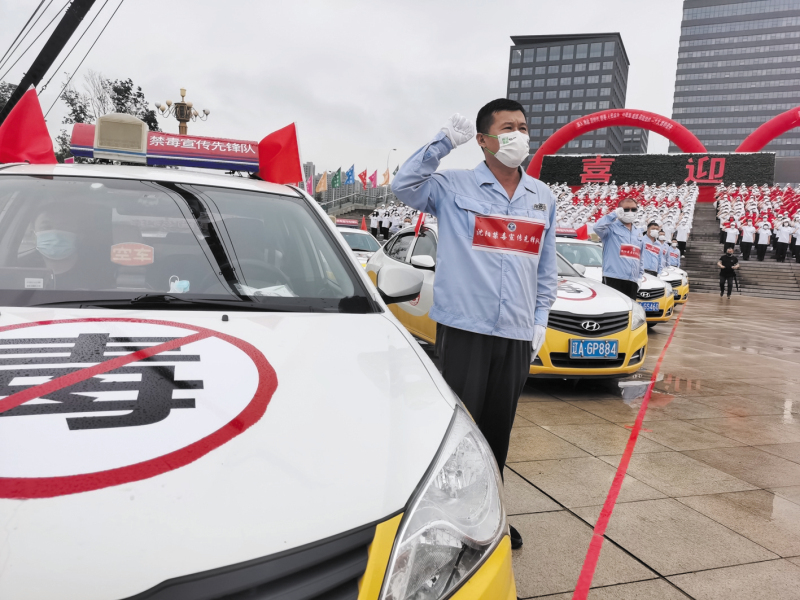 1沈阳禁毒宣传先锋队员宣誓。