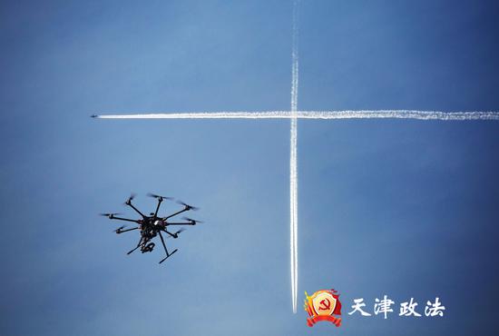 ↑ 它们在空中盘旋是守护津城的猎鹰