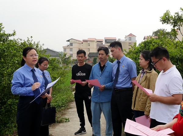 b3-1检察官在夏郢镇凤凰村田间地头向相关监管部门宣告送达检察建议