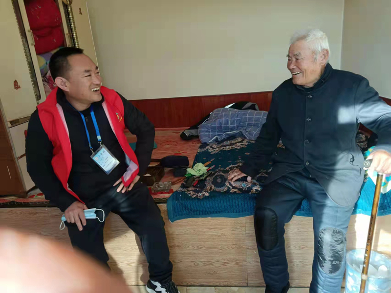 上门了解群众需求。