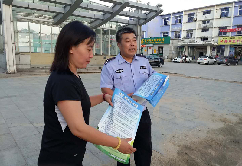 邢宝昌对辖区居民进行法治宣传。