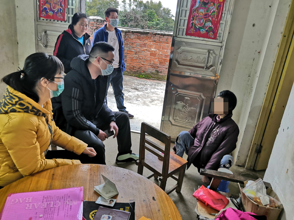 2022年2月16日，万秀区司法局工作人员和法律援助律师到夏郢镇德安村为残疾人徐某与其子女赡养纠纷一案上门提供法律援助服务。