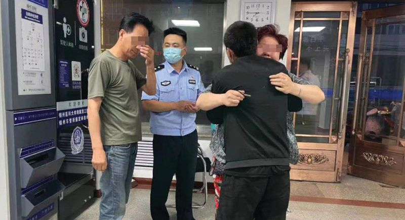 锦州稿：晓山（化名）与姑姑见面相拥而泣