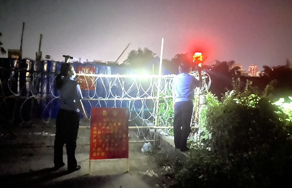 B4--执勤人员夜间查看罗浮江