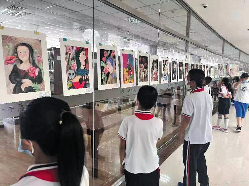 大连小学生参观禁毒漫画。