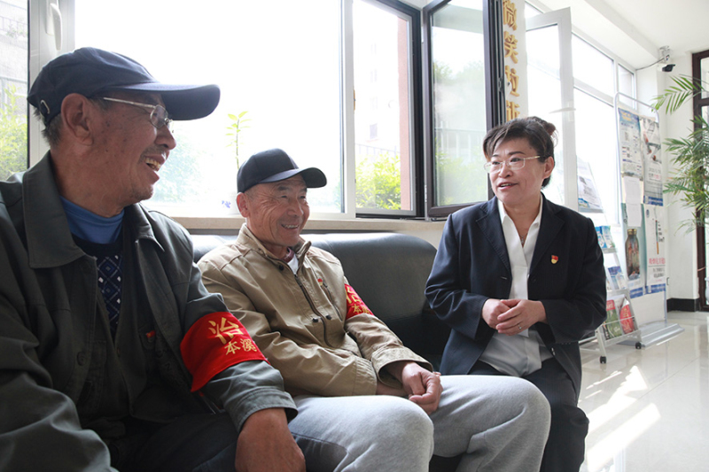 本溪市程家社区“红色物业”让老党员主动参与到小区建设和管理之中