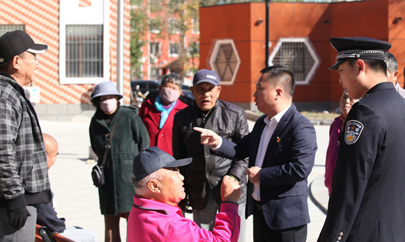 营口市五大门社区工作人员到群众中了解诉求
