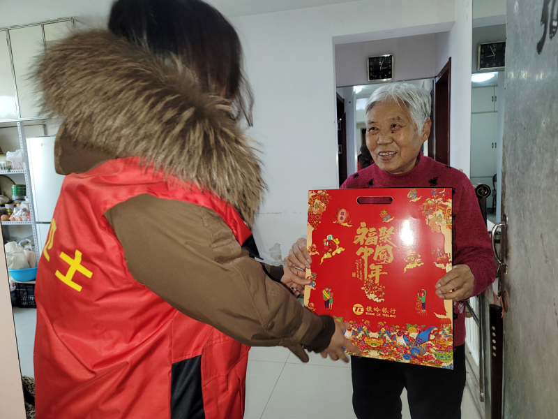 “铁岭卫士”网格员为独居老人“送福”