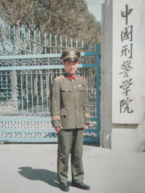 穿上警服，黄国华信心满满