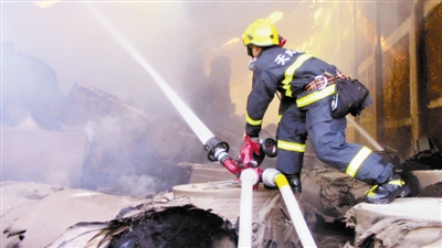 图为八大街中队的消防官兵们正在灭火救援。