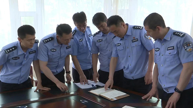 陈超(右二)正在指导民警提高业务能力