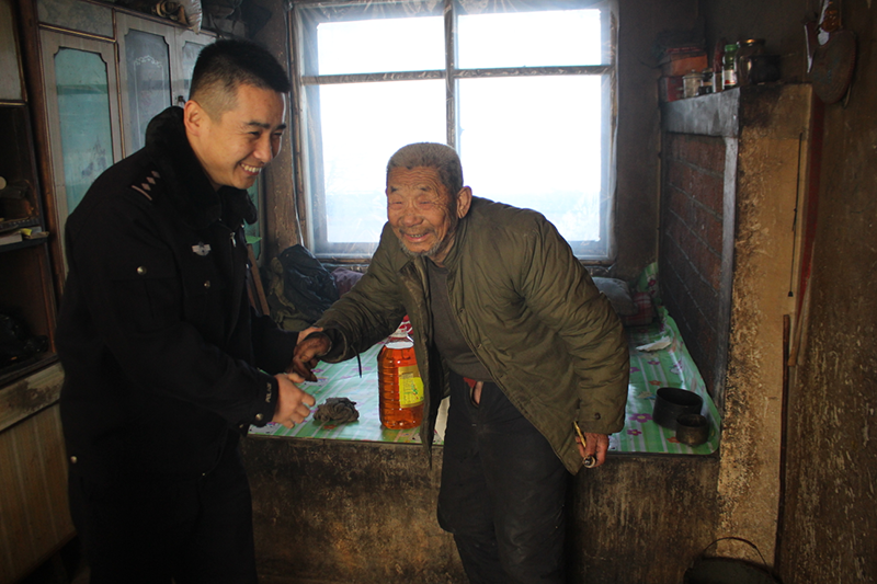 张宇航去看望贫困村民