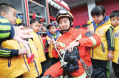 火场文书还担任着安全宣传任务，刘耀宗为前来中队参观的小朋友讲解消防设备和相关知识。