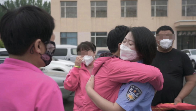 绥中稿：王梅与网警冯晶拥抱