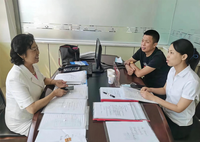 冯景平(左一)在调解中