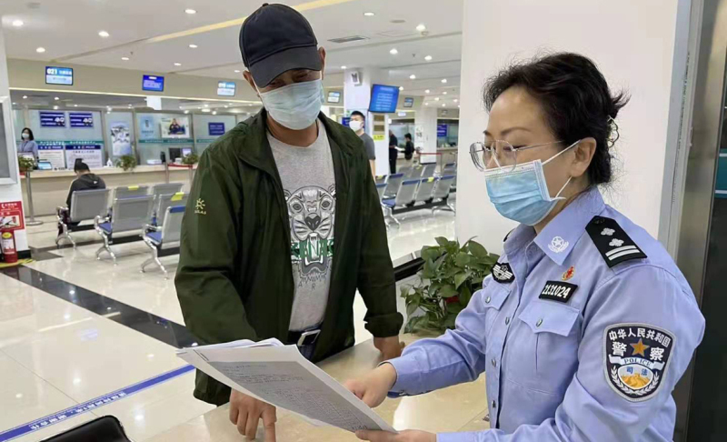 a鞍山市司法局行政审批科王经纬为行政相对人进行业务咨询解答