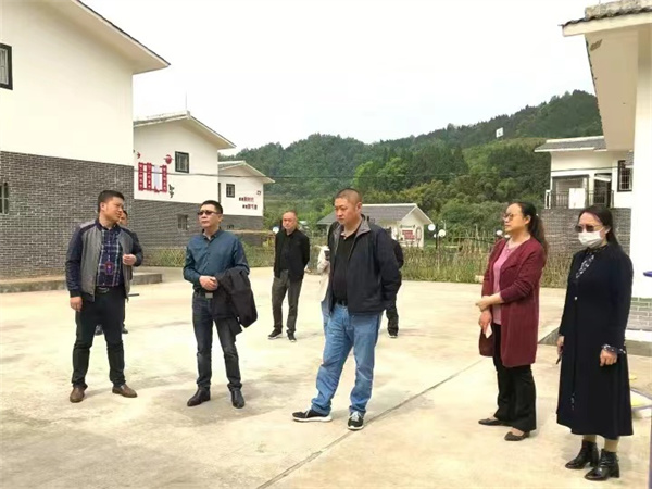 何茂(左二)深入基层调研法治服务乡村振兴工作场景.jpg 何茂(左二)深入基层调研法治服务乡村振兴工作场景.jpg