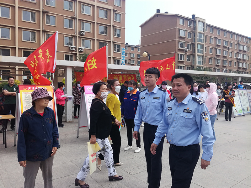 李华瑞(右)在社区巡逻