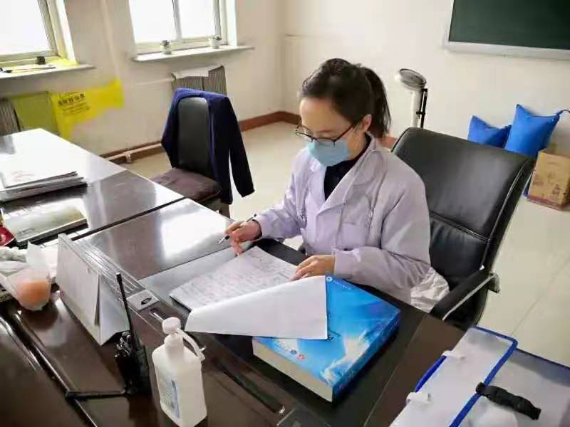 胡精珍认真查看戒毒人员病例