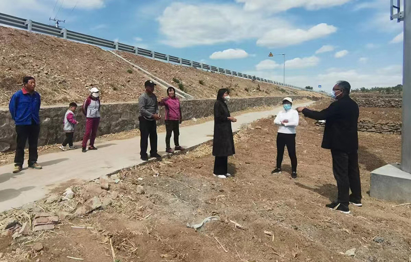 张玉峰(右)入村调解矛盾纠纷