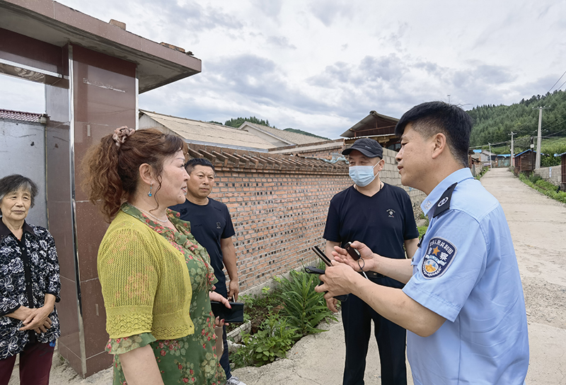 张献军(右一)上门调解