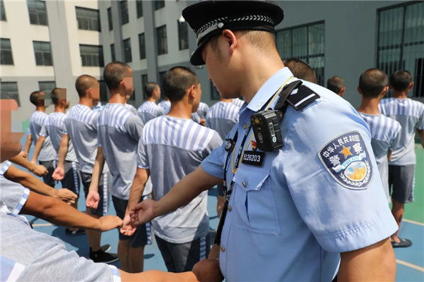 游相鑫纠正罪犯队列训练姿势 受访者供图.jpg 游相鑫纠正罪犯队列训练姿势 受访者供图.jpg