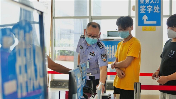 吴林组织学员参加驾考 成都交警八分局供图.jpg 吴林组织学员参加驾考 成都交警八分局供图.jpg