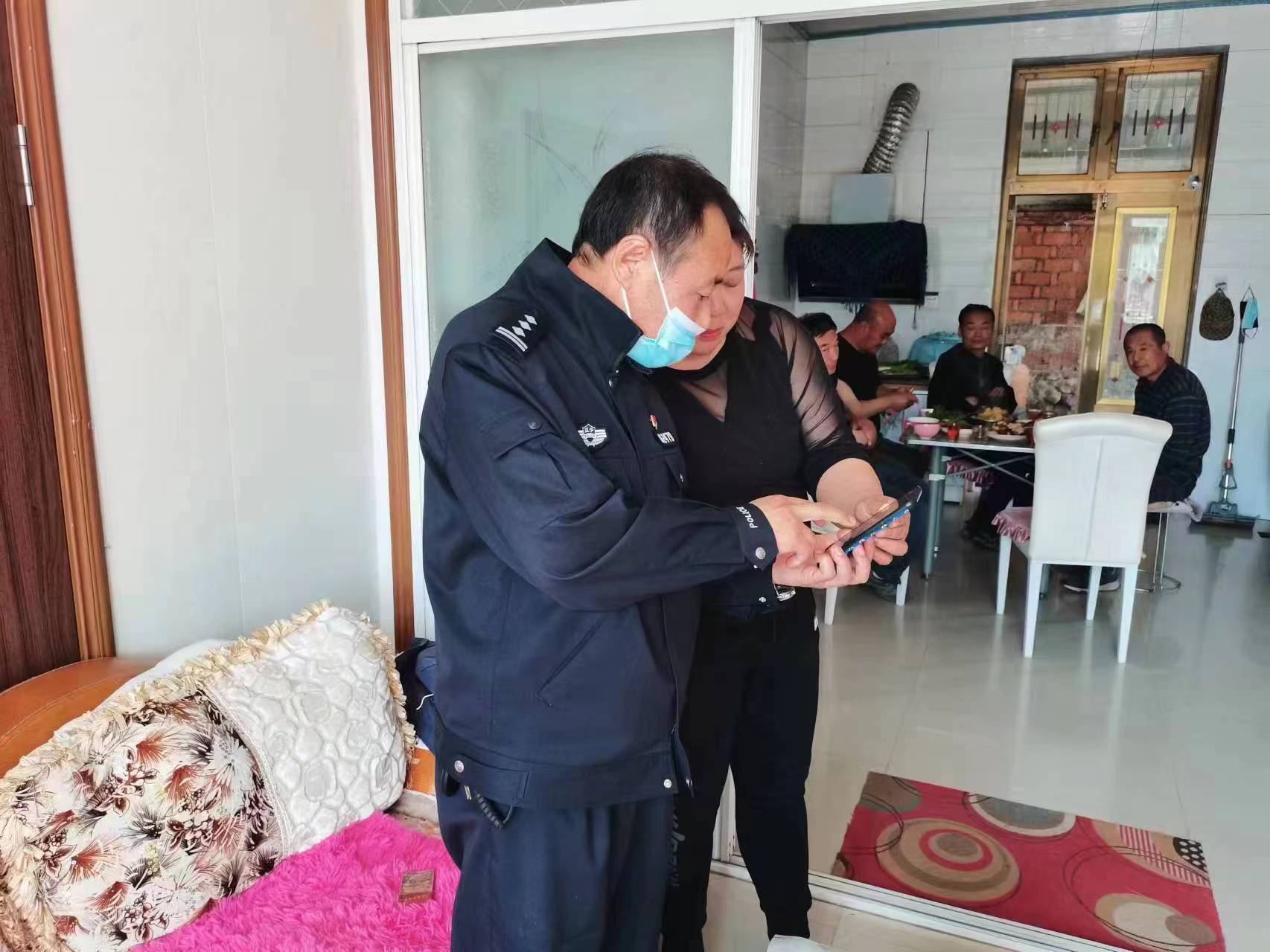 鲁春军为群众答疑解惑