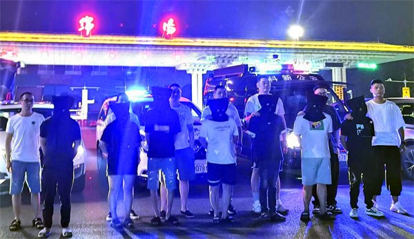 民警将犯罪嫌疑人押解回绵阳.jpg 民警将犯罪嫌疑人押解回绵阳.jpg