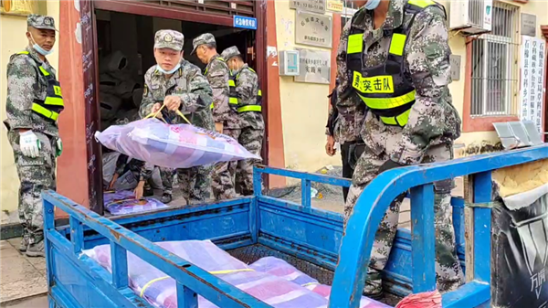 姜世磊和突击队员们在草科乡应急物资库搬运救灾物资.png 姜世磊和突击队员们在草科乡应急物资库搬运救灾物资.png