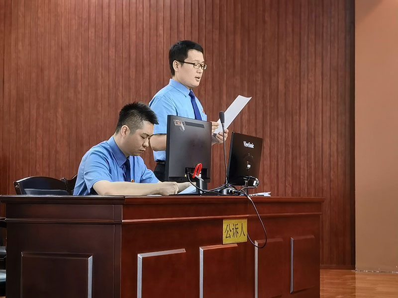 公诉席上的王福林