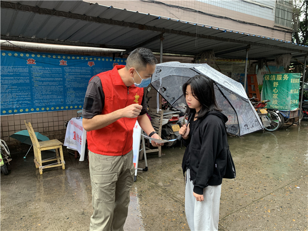 图为钟锐开展志愿服务工作.jpg 图为钟锐开展志愿服务工作.jpg