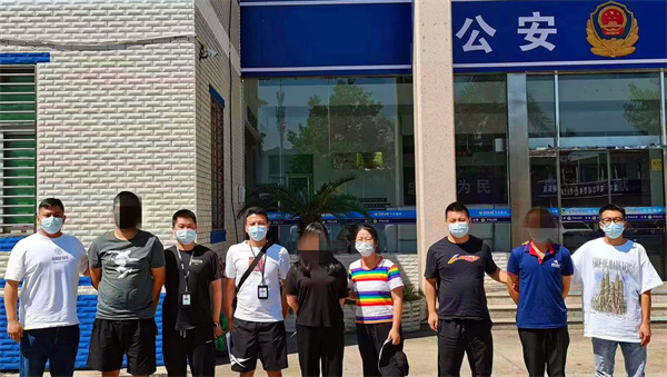 民警抓获犯罪嫌疑人.jpg 民警抓获犯罪嫌疑人.jpg