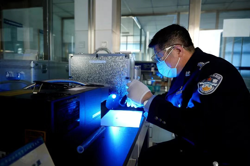 丁友在实验室对现场提取的痕迹进行研判