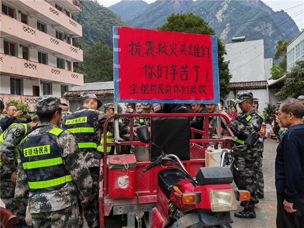 村民自发骑着三轮车为救援人员送饭.png 村民自发骑着三轮车为救援人员送饭.png