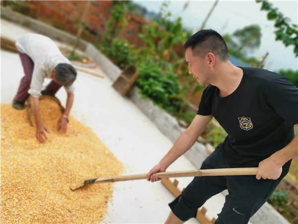 图为钟锐在贫困户家中开展工作.jpg 图为钟锐在贫困户家中开展工作.jpg